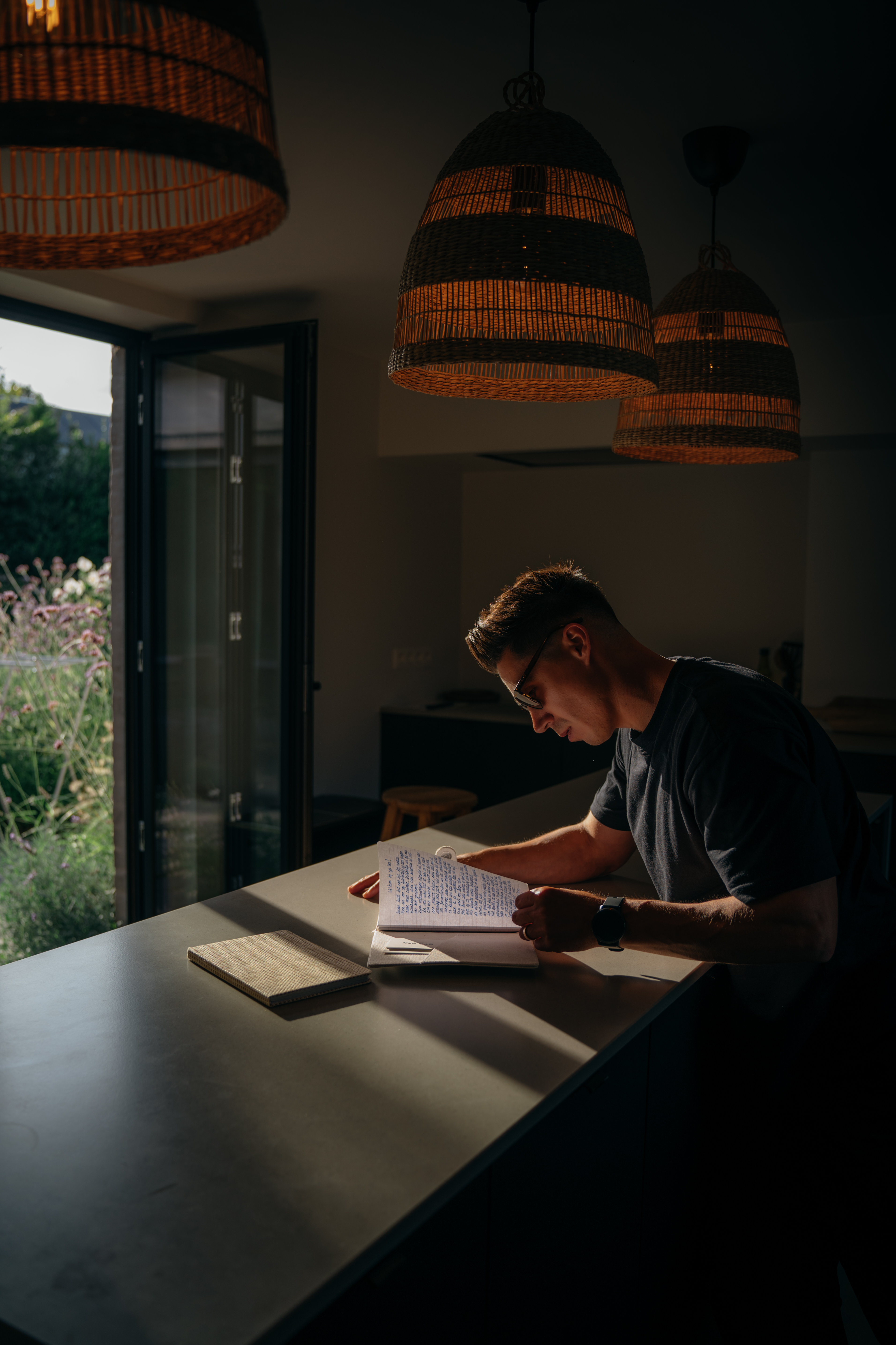 Persona leyendo documentos